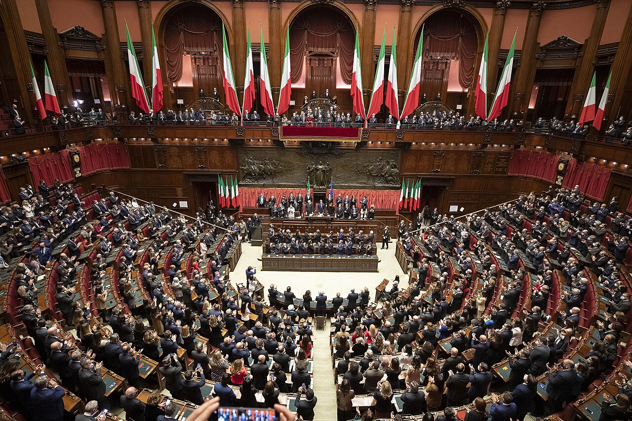 How the Italian government works. Image shows The Italian parliament in joint session for the inauguration of President Sergio Mattarella (3 February 2022) By Quirinale.it, Attribution, https://commons.wikimedia.org/w/index.php?curid=114948448