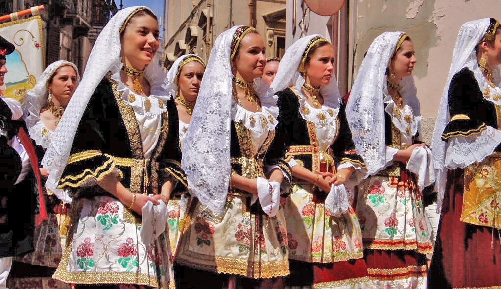 Donne sarde in abito regionale. Di Cristiano Cani da Cagliari, Italia - Bellezze di Sardegna, CC BY 2.0, https://commons.wikimedia.org/w/index.php?curid=11761509