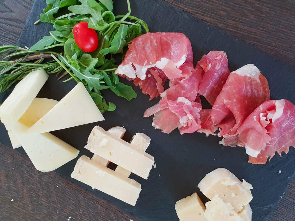 Salumi e formaggi - Patrimonio alimentare alpino https://creativecommons.org/licenses/by-nc/4.0/