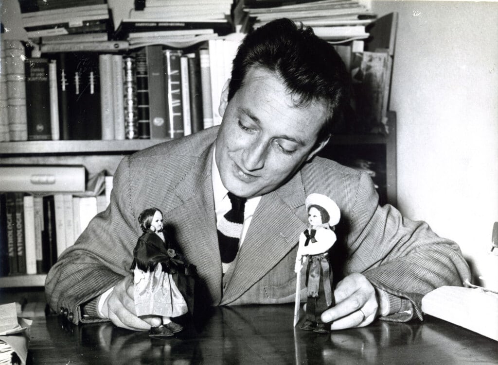 Gianni Rodari in the 1950s. By famiglia Rodari - https://www.internazionale.it/notizie/vanessa-roghi/2020/04/14/gianni-rodari-meraviglioso-intellettuale, Public Domain, https://commons.wikimedia.org/w/index.php?curid=96210678