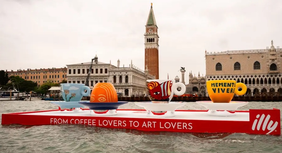 tazzine di caffè illy sul Canal Grande
