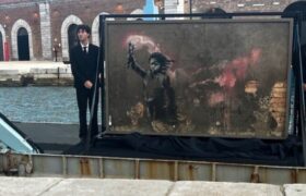 Il ‘Bambino migrante’ di Banksy torna a Venezia