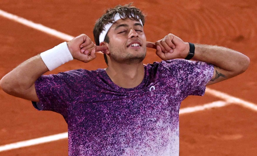 Flavio Cobolli sets up all Italian semi-final at Roland Garros in 2026.