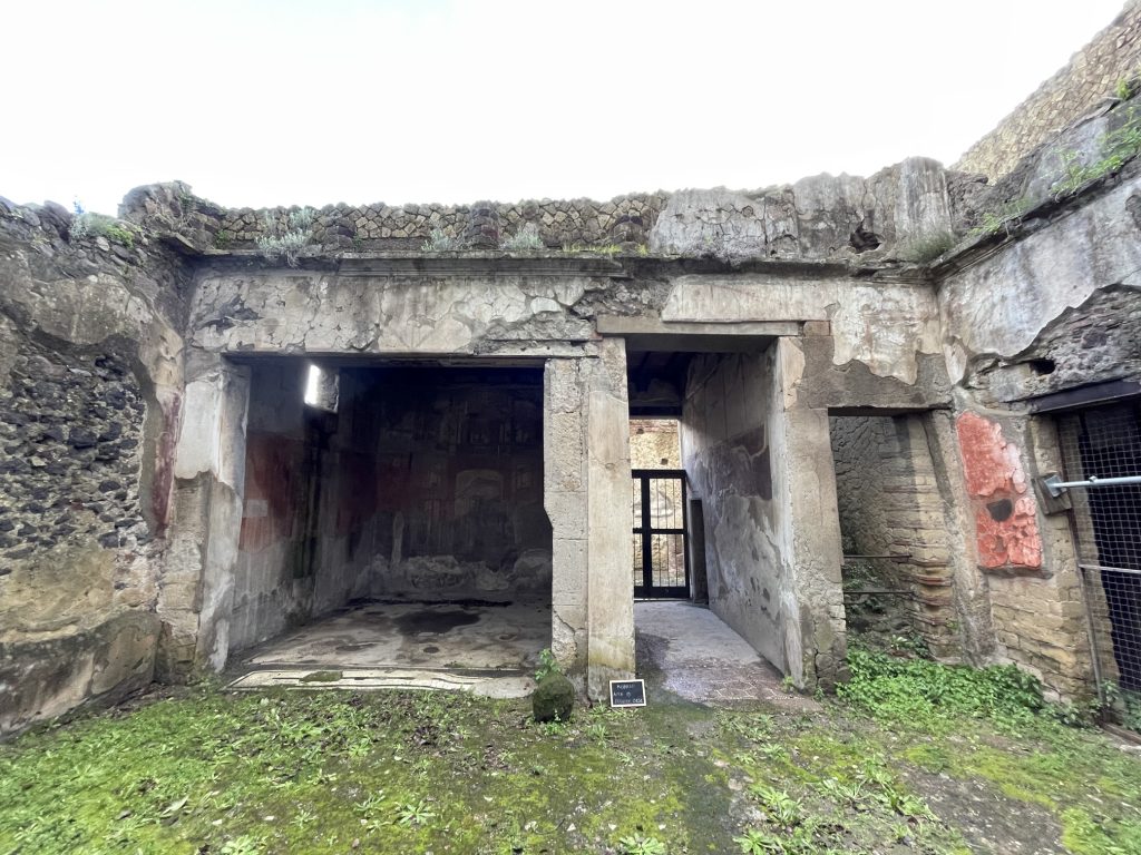 L'atrio prima del restauro. Credito immagine: Parco Archeologico di Ercolano