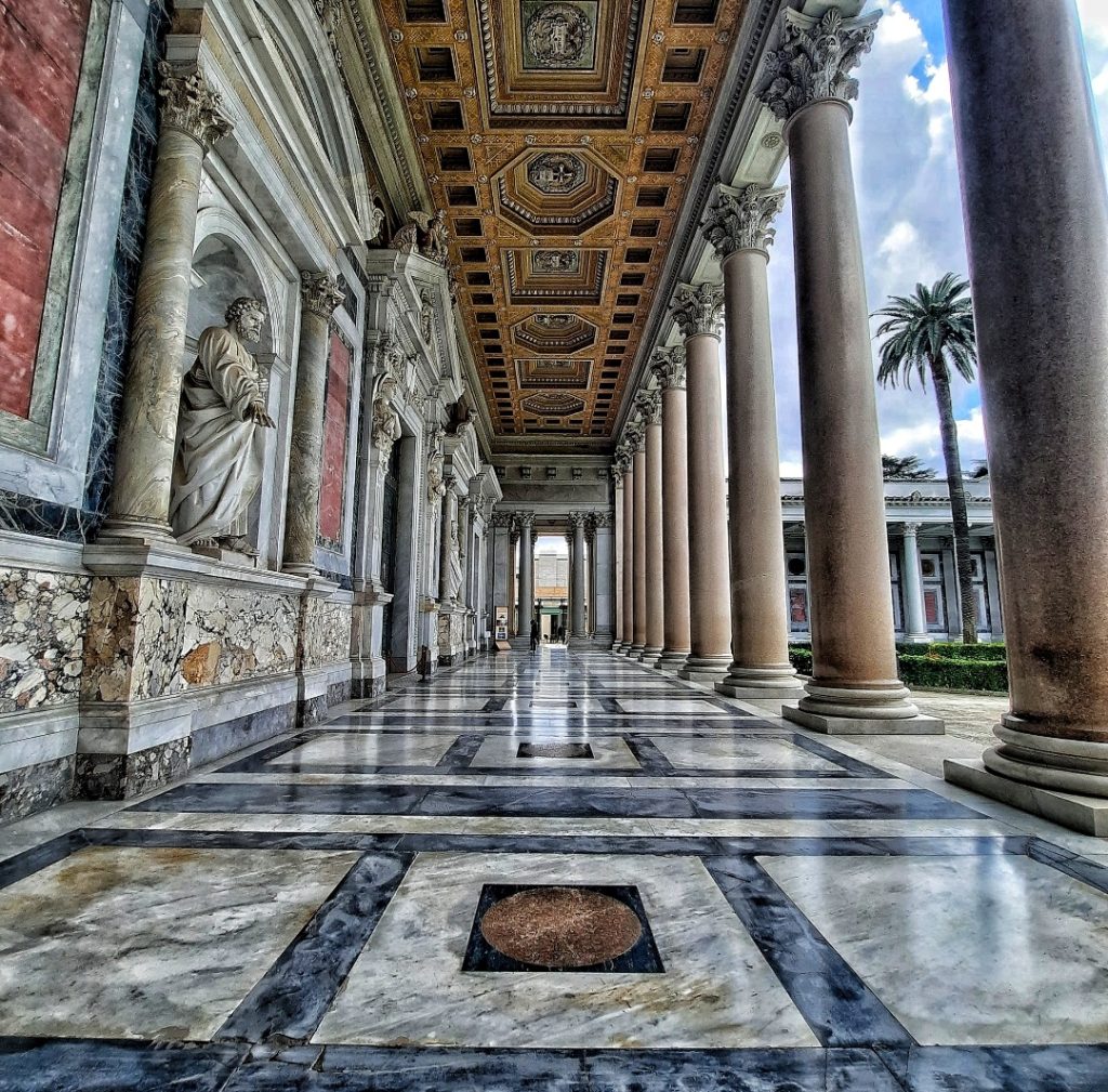 Soffitto e statue del portico Di Stella aboaf - Opera propria, CC BY-SA 4.0, https://commons.wikimedia.org/w/index.php?curid=152135817