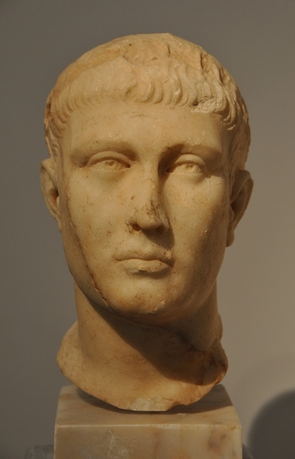 Busto di un imperatore trovato ad Afrodisia (Aydın, Turchia), molto probabilmente Teodosio I fondatore di una delle dinastie imperiali romane Di www.livius.org - https://www.livius.org/pictures/turkey/aphrodisias/aphrodisias-museum-pieces/theodosius-i-or-ii/, CC BY-SA 4.0, https://commons.wikimedia.org/w/index.php?curid=92452046