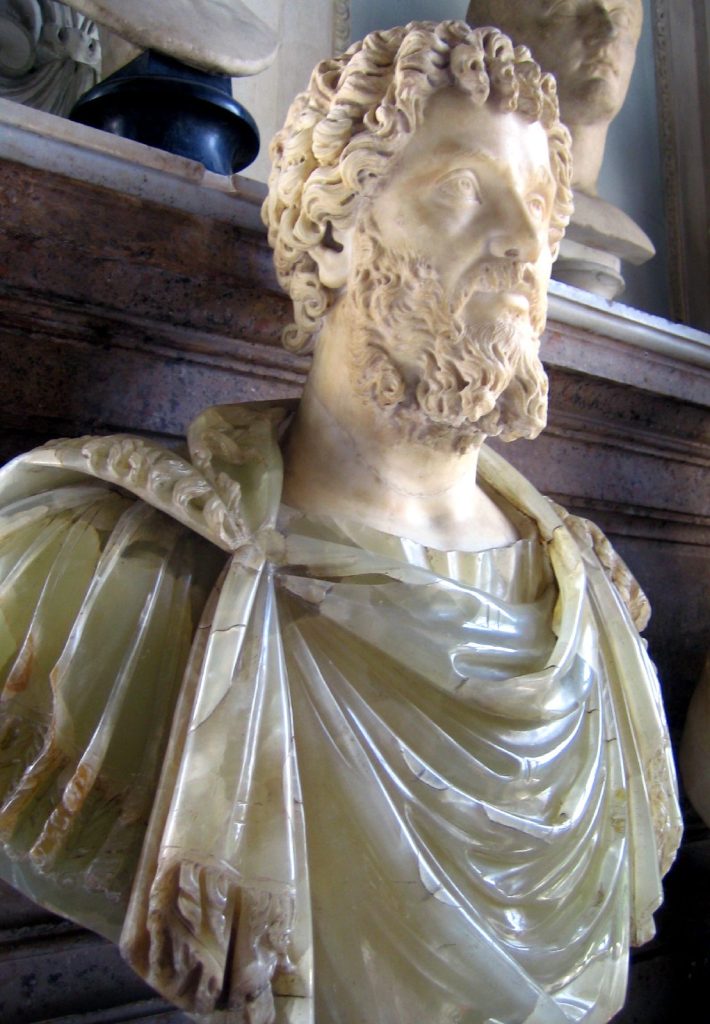 Busto romano in alabastro e marmo di Settimio Severo, Musei Capitolini Di artista sconosciuto - antmoose (4 giugno 2005) su https://www.flickr.com/photos/antmoose/17433741/, CC BY 2.0, https://commons.wikimedia.org/w/index.php?curid=390233