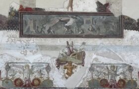 I restauratori di Pompei mettono insieme il soffitto dipinto