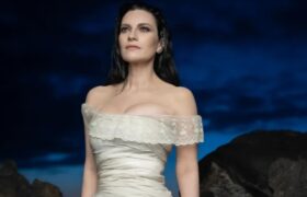 Laura Pausini si esibirà alla cerimonia di chiusura della Coppa del Mondo