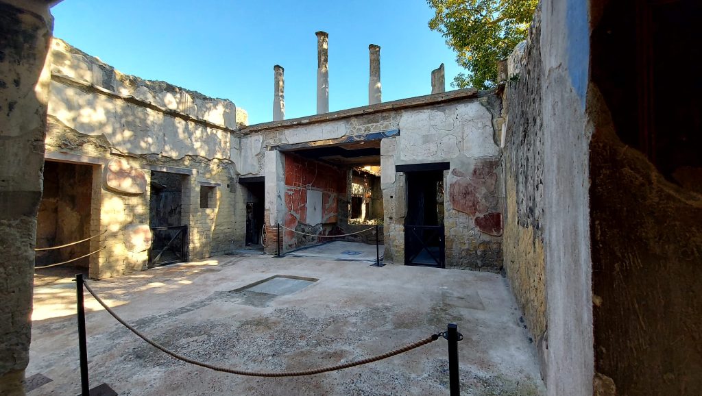 L'atrio dopo il restauro. Credito immagine: Parco Archeologico di Ercolano