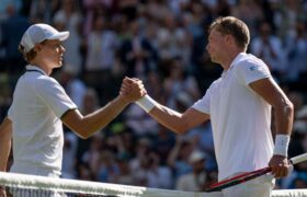 Sinner supera Brooksby per raggiungere il quarto round di Wimbledon