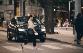 L’Italia multa i pedoni che usano il cellulare mentre attraversano la strada