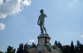 Bombola del gas trovata sotto la replica del David a Firenze